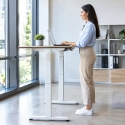 Mesas regulables en altura para oficina ergonómica | OfficeDeco Mesas regulables en altura para oficina ergonómica